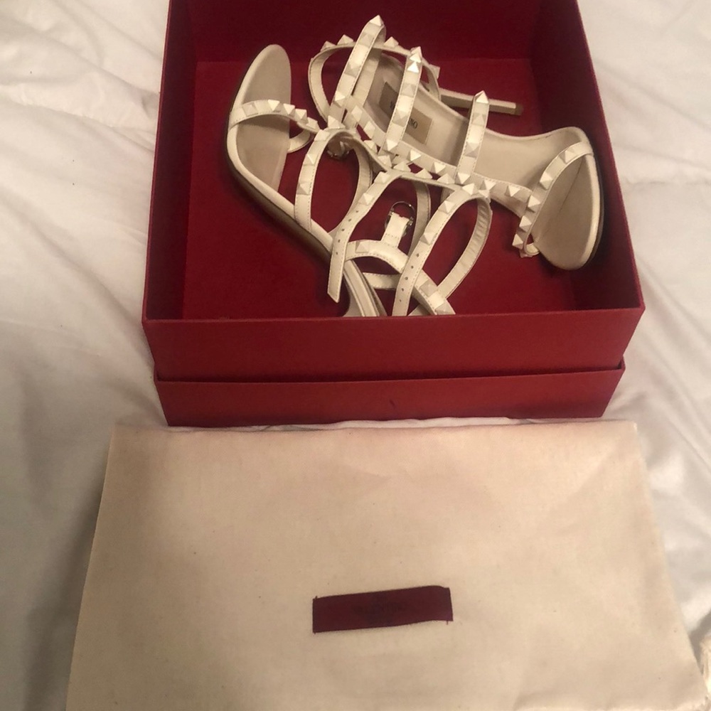 🛑 SOLD🛑Valentino Garavani Rockstud T-Strap Caged - Picture 6 of 8